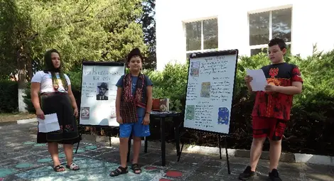 Мързелан и Мързеланка оживяха  в двора на ценовското училище