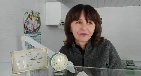 С ремонта на будилниците се е заела дъщерята Диана. С ремонта на будилниците се е заела дъщерята Диана.