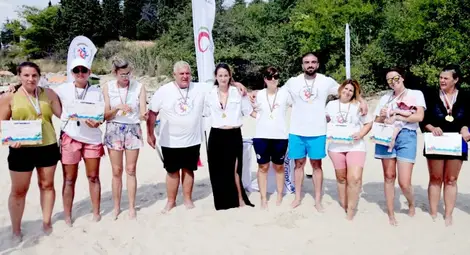 Тренировъчен спортен летен лагер учи деца със специални потребности на дисциплина на брега на морето Тренировъчен спортен летен лагер учи деца със специални потребности на дисциплина на брега на морето