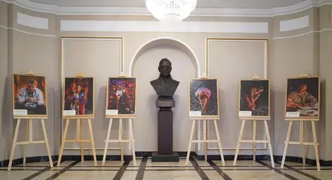 Експозиция на &bdquo;ЖАRТА&ldquo; във фоайето на варненския театър.                                 Снимка: &bdquo;Блок 14&ldquo;