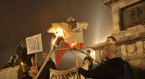 Изгориха чучело на Доган на годишнината от Ньойския договор