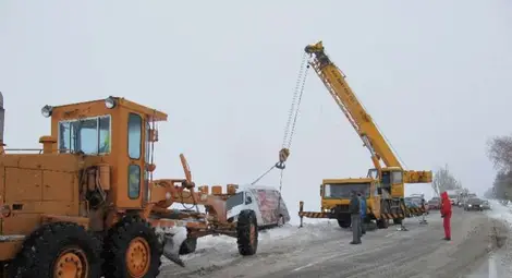 Над метър преспи затвориха пътищата за Бяла и Разград