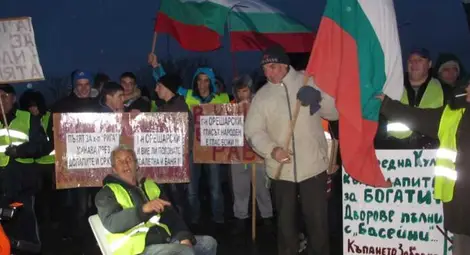 Протестиращите от Русе блокираха пътя към София с тоалетни /галерия/