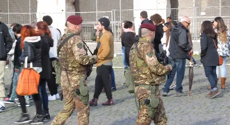 Папата и площад &bdquo;Свети Петър&ldquo; в Рим с военна охрана за Великденските служби