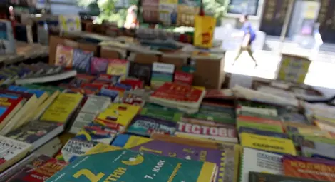 Хлапета откраднаха нови учебници за 500 лева