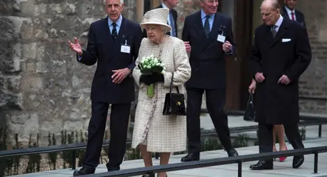 90-годишната кралица Елизабет поязди кон 90-годишната кралица Елизабет поязди кон