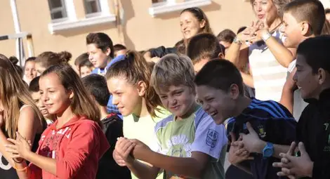 Официално! Забраняват мобилните телефони в училище