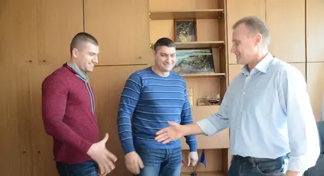 Двама полицаи отличени  за спасен човешки живот