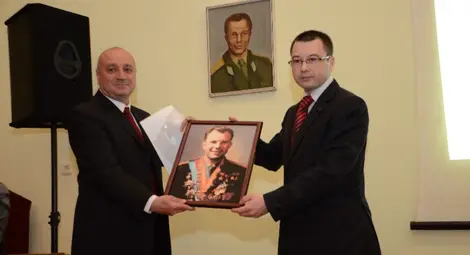 Портрет на Юрий Гагарин украси Механото за празника