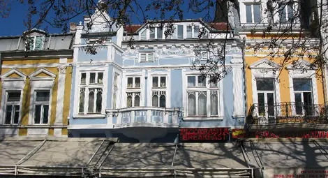 В тази сграда, известна в миналото като бирарията на Марин Чолаков, а днес - като &bdquo;Кралска закуска&ldquo;, се е състояла първата кинопрожекция в България. Снимка: Красимир СТОЯНОВ