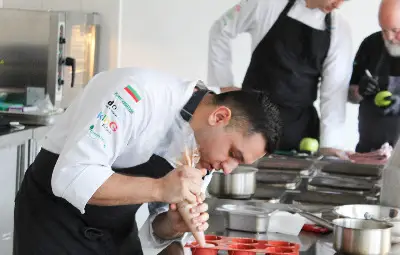 Гости от Culinary Arts Institute показаха тънкости на професията на бъдещи колеги от Гимназията по туризъм в Русе Гости от Culinary Arts Institute показаха тънкости на професията на бъдещи колеги от Гимназията по туризъм в Русе