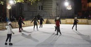 Инструктори обучават начинаещи кънкьори на ледената пързалка