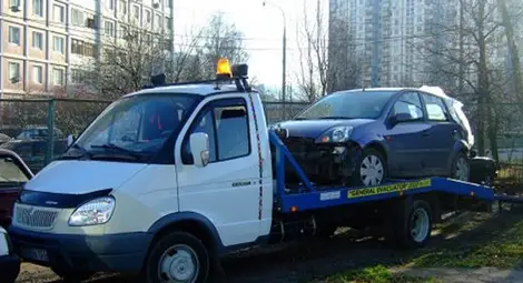 Паяк вдигна кола със спящо бебе