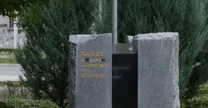 Най-дълго поруганият паметник втори месец тъне в пустинята на общественото безразличие