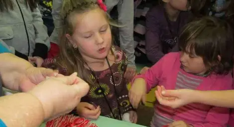 Третокласници от "Васил Априлов" отвориха работилницата на Баба Марта /галерия/