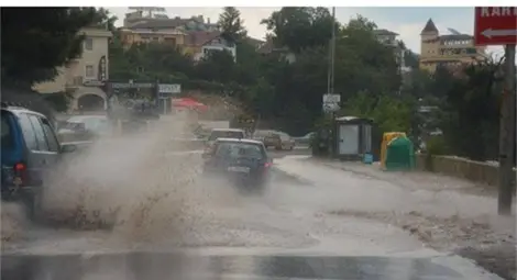 Пороят във Варна превърна пътя за Златните пясъци в река 