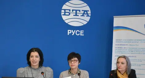 Екипът на областния информационен център представи в пресклуба на БТА в Русе новата си книжка с успешни проекти в областта. Снимка: ОИЦ Екипът на областния информационен център представи в пресклуба на БТА в Русе новата си книжка с успешни проекти в областта. Снимка: ОИЦ