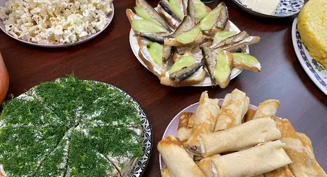 Пирожки със зеле, сельодка под шуба, баница с копър - украинки и русенки споделят храна за душата Пирожки със зеле, сельодка под шуба, баница с копър - украинки и русенки споделят храна за душата