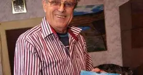 Професорски ръце си почиват с картини от чертането на зъбни колелета