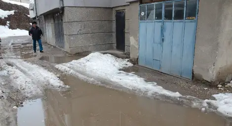 И жители в &bdquo;Дружба 3&ldquo; пропищяха: Блокът ни потъва, а стените ни се цепят