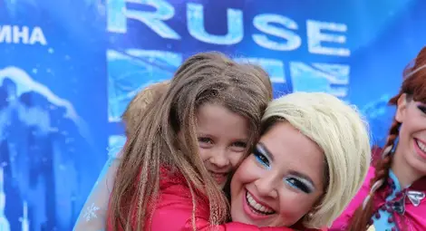 Мистър Фикси, Елза, Анна и Олаф изнесоха леден спектакъл на площада