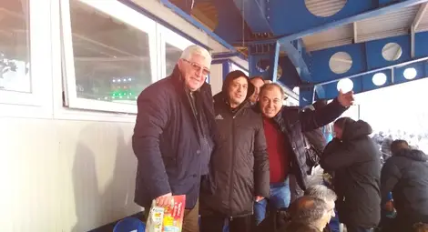 Джони /първият вляво/ бе посрещнат повече от сърдечно.  Снимка: Георги ХРИСТОВ