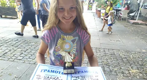 Театрално студио „Маска“ взе първа награда в групата на най-малките актьори, а Аника Георгиева - индивидуална награда за главна роля. Снимка: ТС „Маска“ Театрално студио „Маска“ взе първа награда в групата на най-малките актьори, а Аника Георгиева - индивидуална награда за главна роля. Снимка: ТС „Маска“