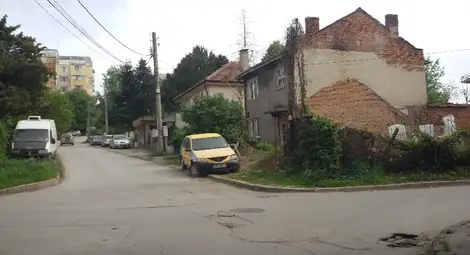 Събираната сякаш поне от две коли &bdquo;Дачия&ldquo; с гюргевски номер от миналата година ръждясва на кръстовището между &bdquo;Черни връх&ldquo; и &bdquo;Згориград&ldquo;.                                                       Снимка: &bdquo;Утро&ldquo;