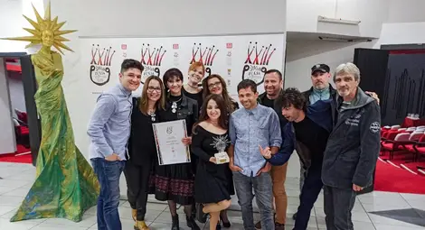 Екипът на постановката с наградата в Крагуевац. Снимка: Куклен театър - Русе Екипът на постановката с наградата в Крагуевац. Снимка: Куклен театър - Русе