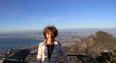 Д-р Марияна Георгиева на планината &bdquo;Маса&ldquo;, по време на Международната конференция ICEAA, Кейптаун, ЮАР, 2012.