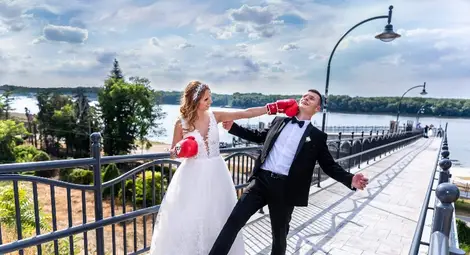 Нокаут от любов! Три семейства победиха в конкурса за най-забавна сватбена снимка Нокаут от любов! Три семейства победиха в конкурса за най-забавна сватбена снимка