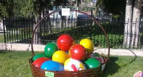 Крадци-естети си харесаха яйца от великденската украса на Бяла Крадци-естети си харесаха яйца от великденската украса на Бяла