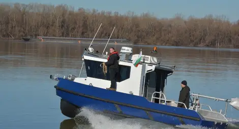 Катер за 980 000 лева мери дъното на Дунав с 10-12 км/ч