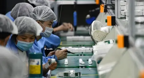 Работници произвеждат инфрачервени термометри в китайски завод. Китай ще продължи да изнася медицинско оборудване и защитни средства, като ще повиши изискванията за по-високо качество на изнасяното