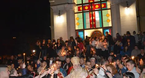 Епископ Тихон даде от благодатния огън на миряните пред &bdquo;Всех Святих&ldquo;