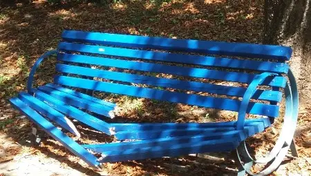 Вандали избиват комплекси върху нови пейки в парка