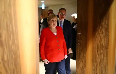 Треперенето на Меркел отваря дебат за предаването на властта в Германия