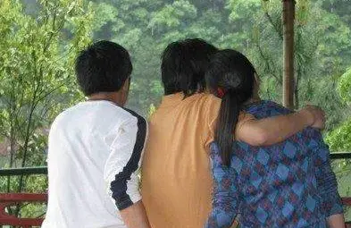 Съпругът, съпругата и любовникът, които живеят заедно