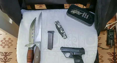 При обиските са открити пистолети, пълнители и ножове.