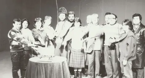 Част от снимачния екип на "На оружие, мили братя" с безценната сабя /от ляво надясно/ - Ивайло Косев, Венцислава Димитрова, Надя Петкова, Мария Сотирова, Венцислав Петков, Иво Жейнов, Пенка Шопова, Алберт Анжел, Русин Русинов, Никола Тодоров, Кристиян Томов, Валентин Косев. Снимка: Личен архив на арх. Орлин НЕДЕЛЧЕВ