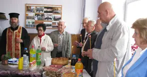 Отец Марин освети и благослови клуба на ветераните от войните