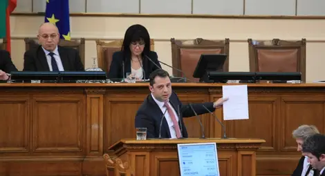 КС обяви за противоконституционен отказа на НС да приеме оставката на Делян Добрев