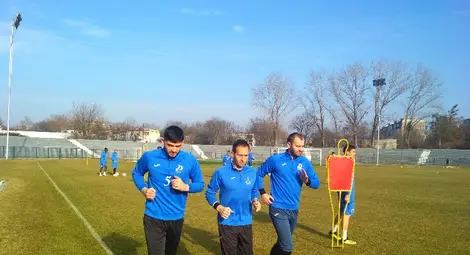 Макенджиев /първият отдясно наляво/ ще се конкурира за титулярните ръкавици със Станислав Антонов и Филип Димитров. Снимки: Георги ХРИСТОВ Макенджиев /първият отдясно наляво/ ще се конкурира за титулярните ръкавици със Станислав Антонов и Филип Димитров. Снимки: Георги ХРИСТОВ