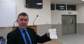 Някогашни кръжочници изненадаха  със сборник доцент Руси Русев