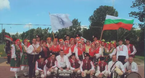 Мария Александрова с фолклорен танцов състав „Зорница“. Мария Александрова с фолклорен танцов състав „Зорница“.