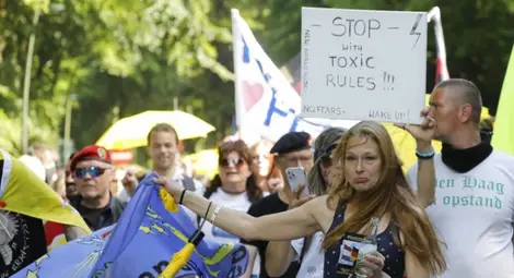 Протести по света срещу карантинните мерки и ваксините Протести по света срещу карантинните мерки и ваксините