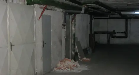 След обира дупката към банката беше затворена, но изкъртените тухли останаха дълго време в гаража.  Снимка: Архив &bdquo;Утро