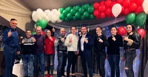 Шефът на бокса даде вечеря за Севда Асенова и другите националки