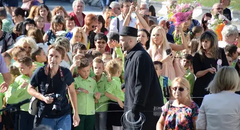 Коминочистач посрещна учениците от ОУ &bdquo;Иван Вазов&ldquo; в Русе, които го пипнаха по стара традиция за късмет и успех на път за класната стая. Снимка: Бисер ТОДОРОВ