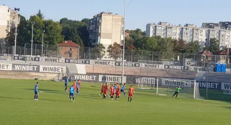 Ето как Джан Хасан прати топката от фаул в горния ляв ъгъл на вратата на гостите. Снимка: Росен МОЛЛОВ Ето как Джан Хасан прати топката от фаул в горния ляв ъгъл на вратата на гостите. Снимка: Росен МОЛЛОВ
